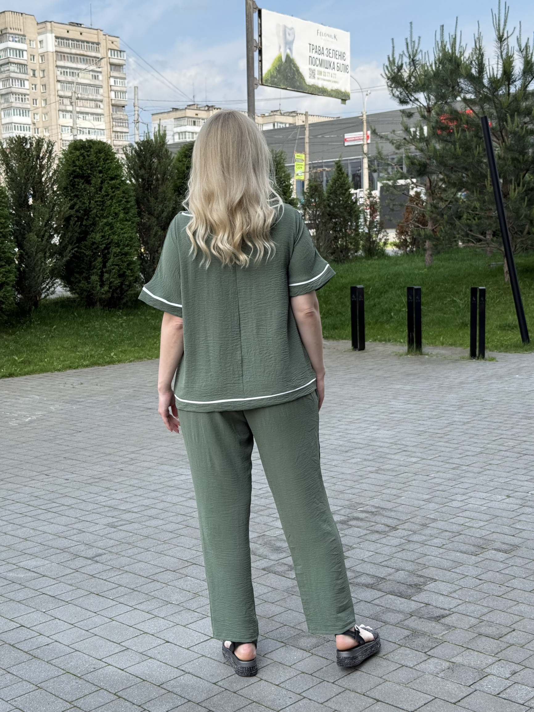 Літній жіночий костюм